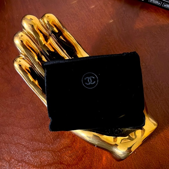 CHANEL. Double Perfection. Natural Matte Compact Powder. SPF 10. 80 Medium Beige - Picture 5 of 8